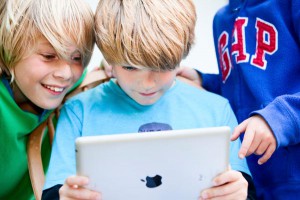kids-playing-with-ipad
